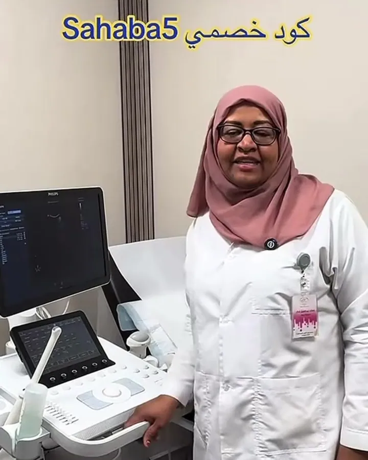 الأخصائية صفاء عبد العزيز بجوار جهاز السونار داخل المجمع